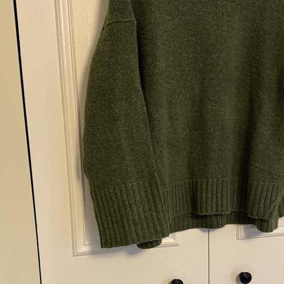 Abercrombie & Fitch Forest Green Turtleneck Sweater - Picture 2 of 6